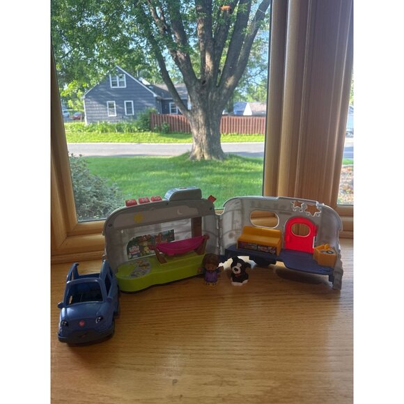 Fisher-Price Little People Light Up Learning Camper Playset With Figures - Picture 2 of 9